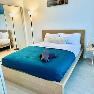 Elegant Near Eaton Centre Mall Apartment Toronto